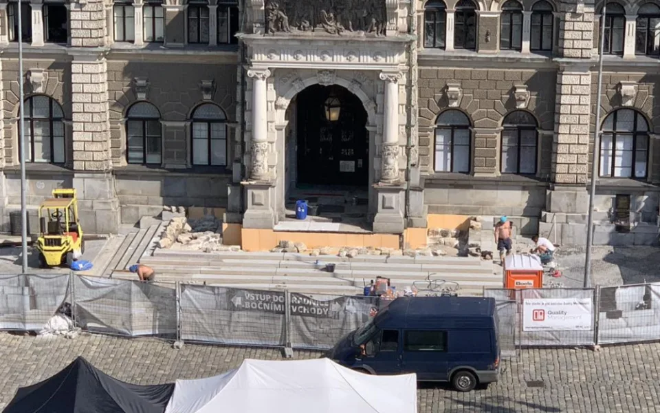 Rekonstrukce schodiště před radnicí se kvůli akcím na náměstí prodloužila. Přesto skončí dříve