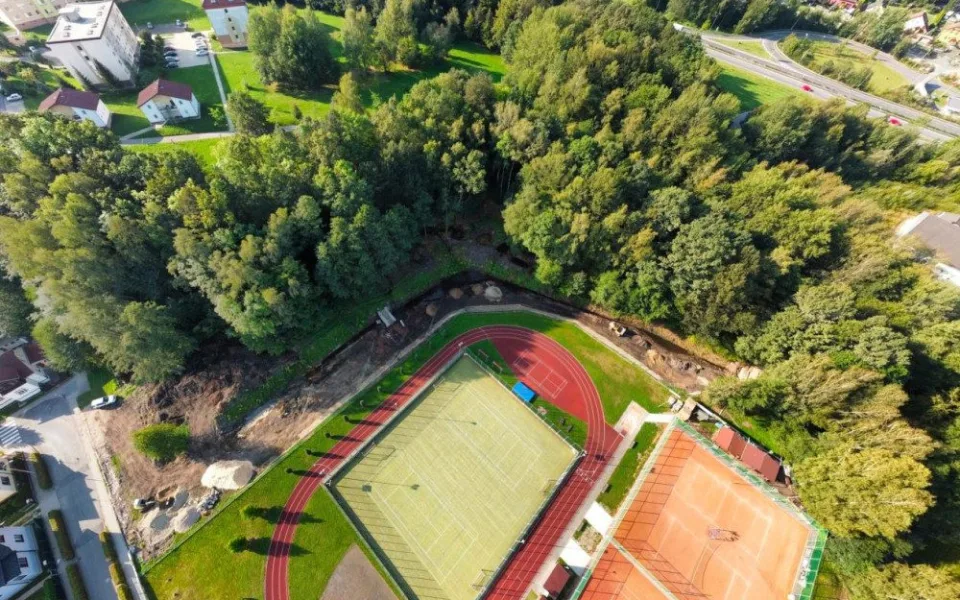 Mezi Střeleckým vrchem a sportovním areálem Spartak vzniká v Chrastavě soustava tůní a relaxační zóna
