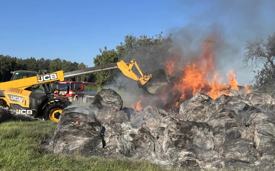 V Bulovce v noci hořelo na 250 balíků sena, cizí zavinění bude zkoumat vyšetřovatel