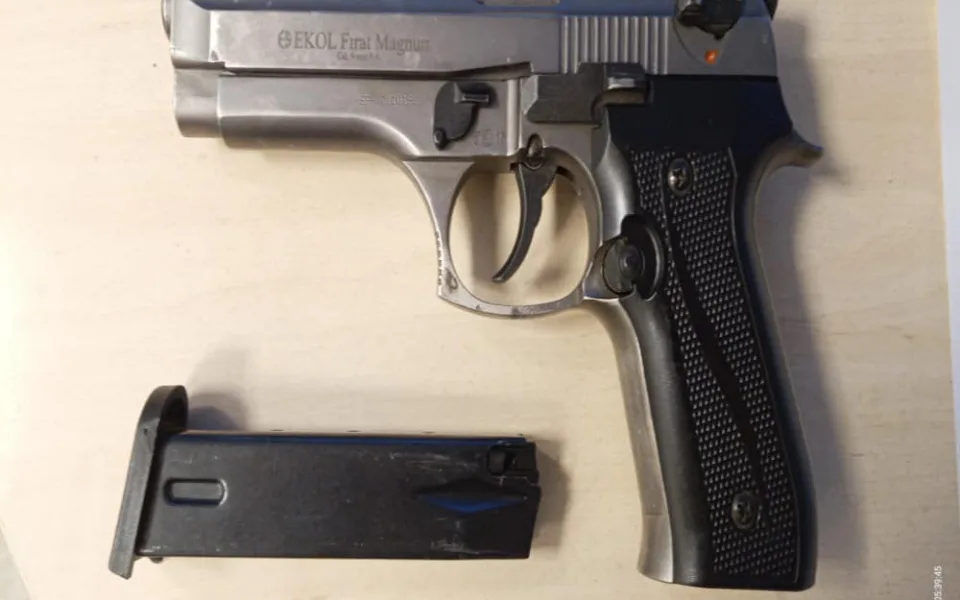 Nezletilý pod vlivem alkoholu děsil v sobotu nad ránem lidi v Turnově pistolí. Zadržela ho hlídka městské policie