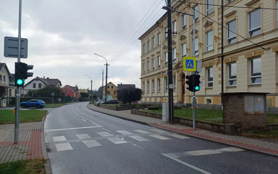 Raspenava nechala u školy instalovat semafor, zaručí bezpečnější přecházení frekventované silnice