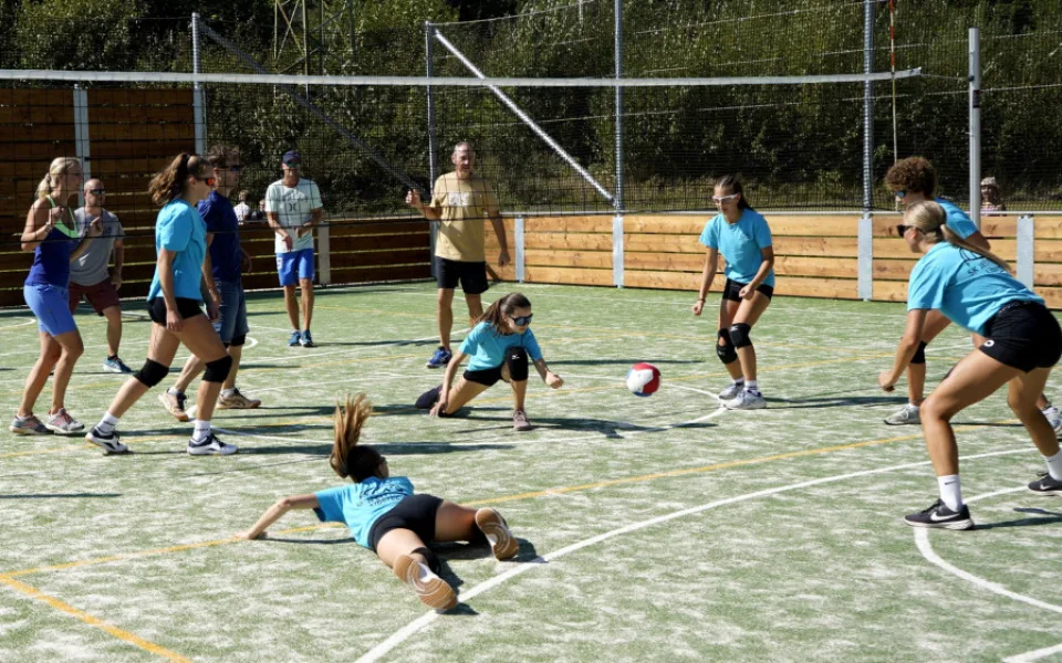 Kapely, soutěže i ukázky hasičů. Na Spáleništi slavnostně otevřeli víceúčelové hřiště