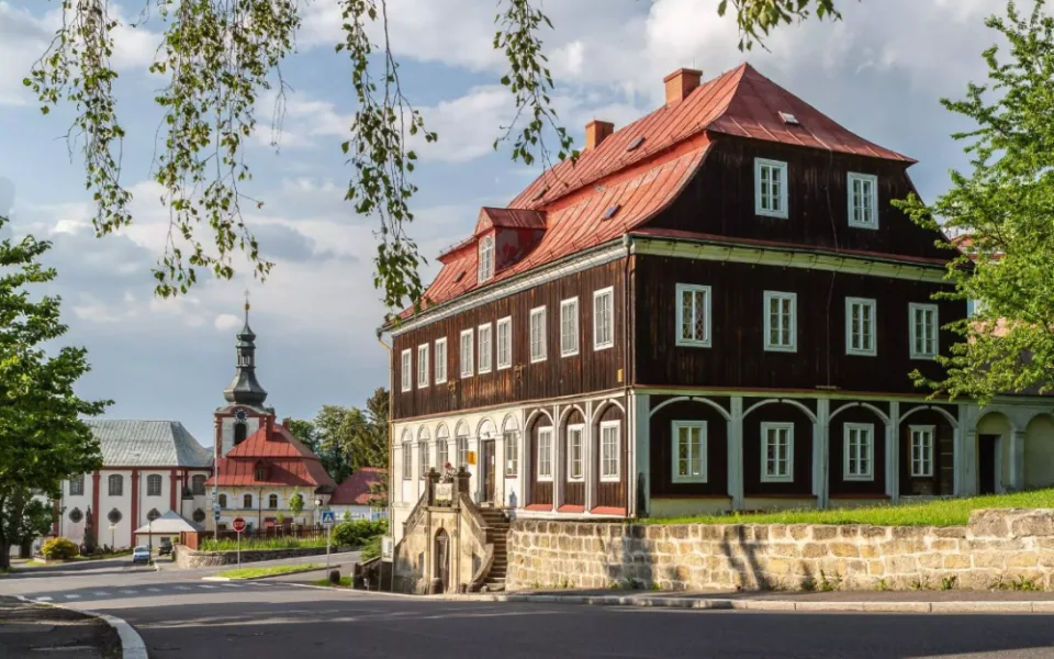 Dotace kraje pomůže s obnovou cibulovité báně kostela v Žandově i sklářského muzea v Kamenickém Šenově