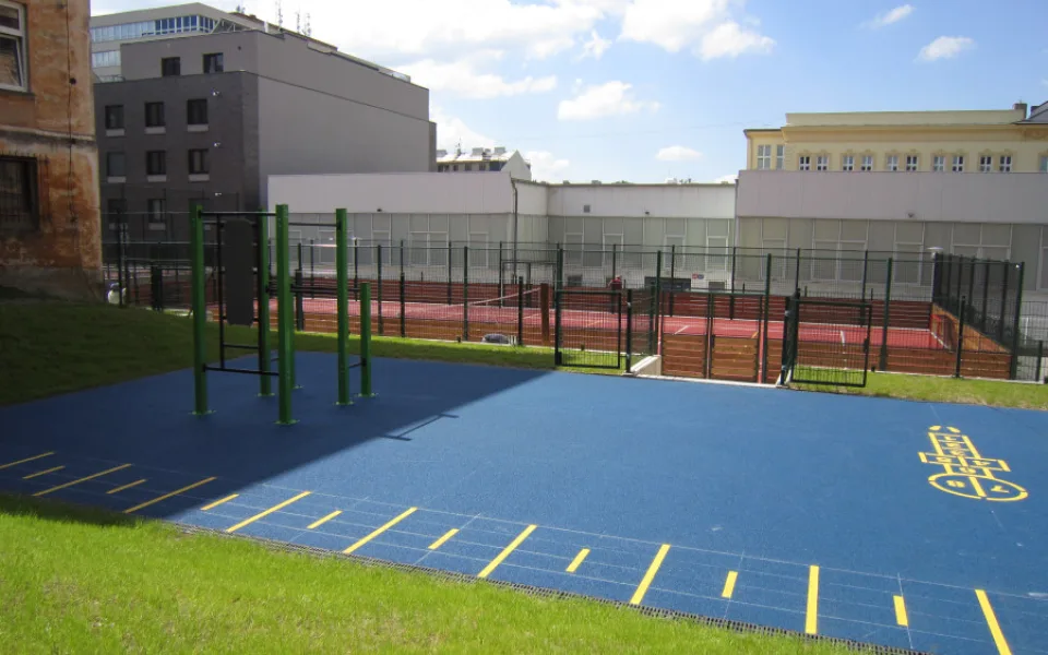 Sportoviště u ZŠ 5. května v Liberci se po 30 letech dočkalo modernizace, děti už tam zase mohou sportovat