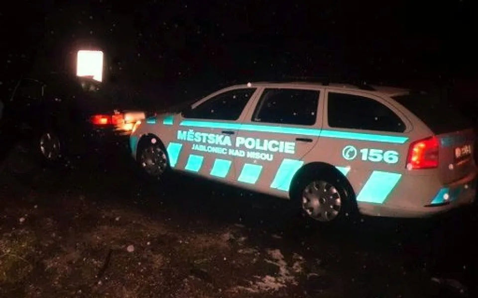 Jablonečtí policisté nalezli na zemi v centru města dva muže. Jeden nadýchal téměř 5 promile, druhý bojoval o život
