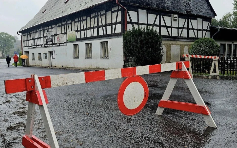 Na Smědé ve Višňové na Liberecku je stále stav ohrožení, hladina řeky ale klesá