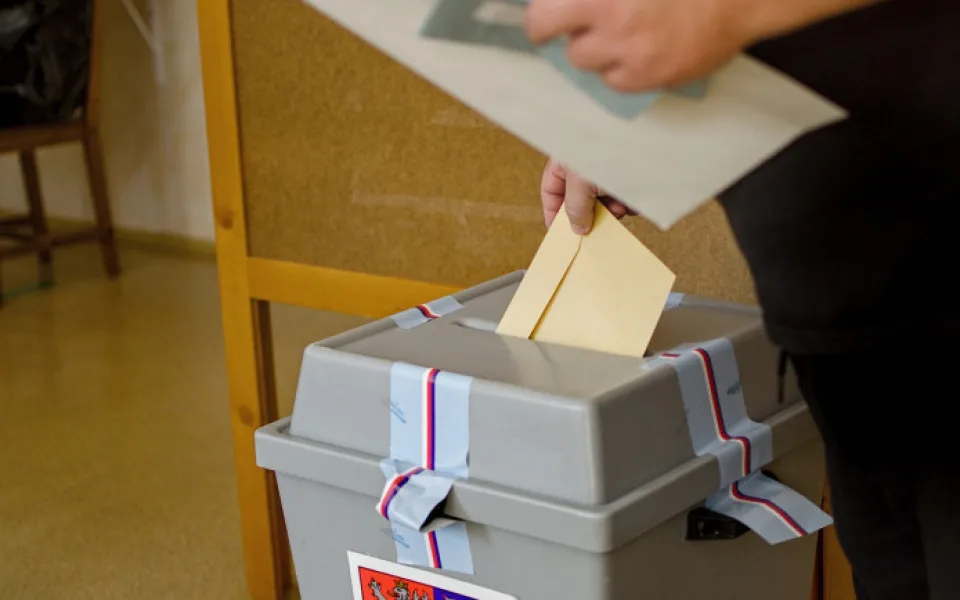 Poštovní schránky plní volební hlasovací lístky, k mání budou i ve volebních místnostech