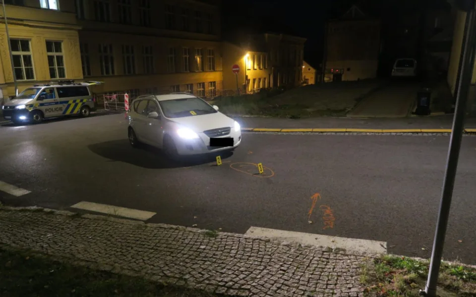 Chodce přecházejícího mimo přechod srazilo auto. Nadýchal čtyři a půl promile