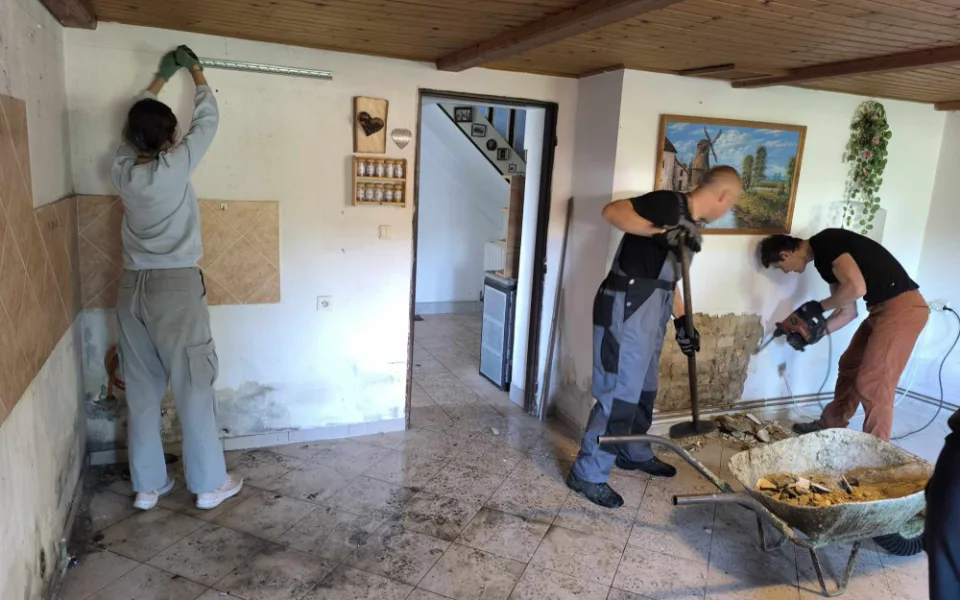 Višňová nabídla lidem, které zatopila víkendová povodeň, pomoc na dosah. Přijímali ji s vděčností