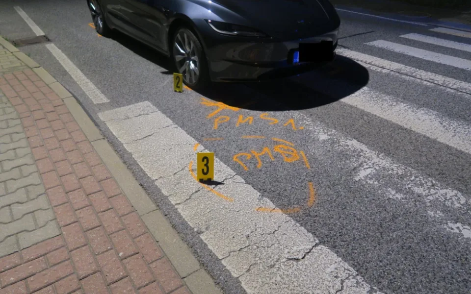 Nehoda na přechodu ve Smržovce. Řidič srazil nezletilou dívku