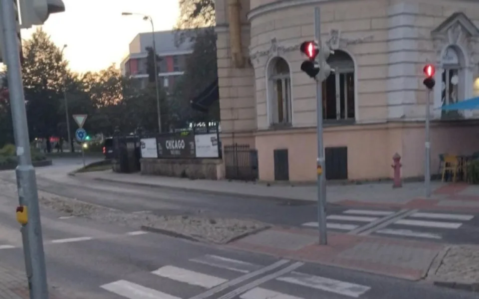 Chodkyně se na přechodu u Chicaga střetla s cyklistou, ten z místa ujel. Hledají se svědci