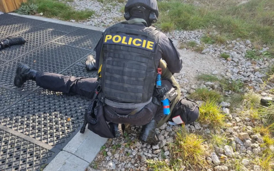 Policisté v Bedřichově zneškodnili střelce a pátrali po ozbrojeném pachateli a pohřešovaných. Vše v rámci taktického cvičení