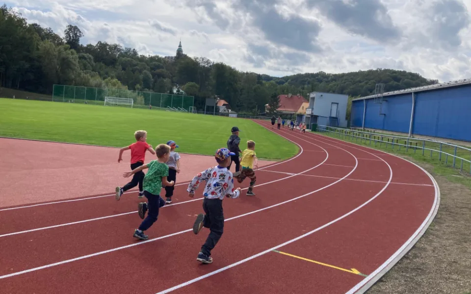 Atletický ovál ve Frýdlantu se proměnil. Škváru nahradil tartan, vzniklo i multifunkční hřiště