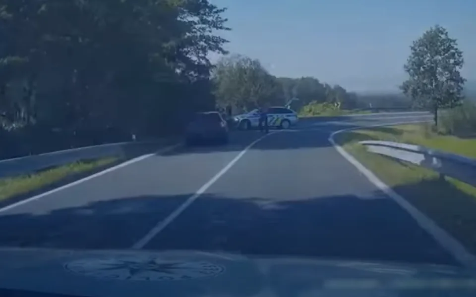 Zfetovaný řidič ujížděl před policejní hlídkou. Zastavil ho až policejní zátaras na Albrechťáku