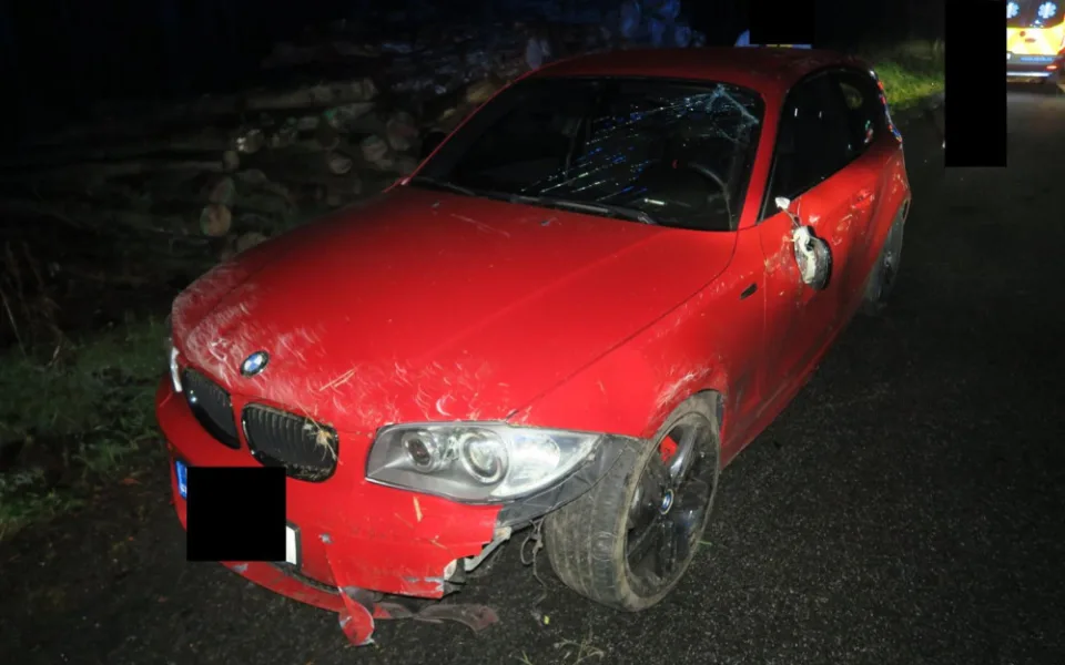 Mladá řidička na Jablonecku převrátila auto na střechu a skončila v nemocnici