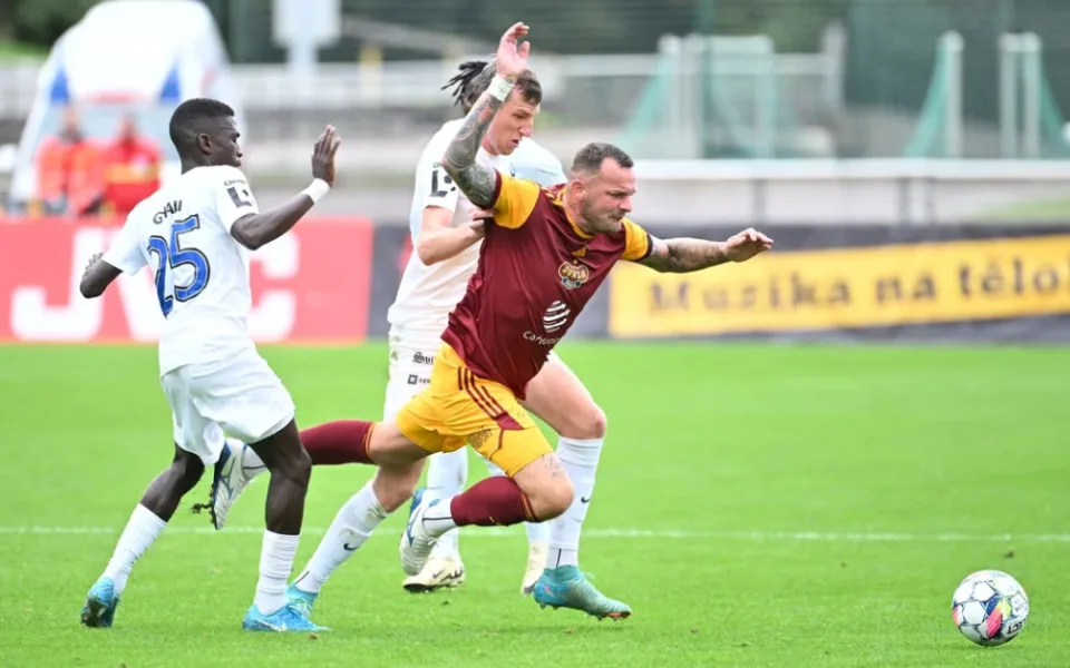 Slovan veze 3 body z Julisky po fantastickém druhém poločase. Obrat řídil Letenay.