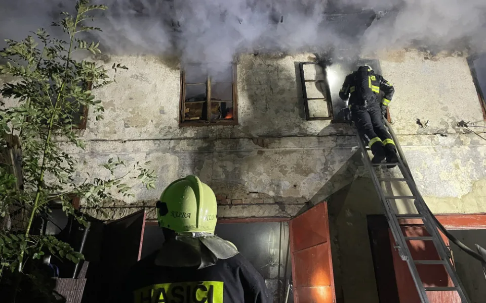 Požár v centru Jablonce. Hořel dům na rohu Soukenné a Anenské