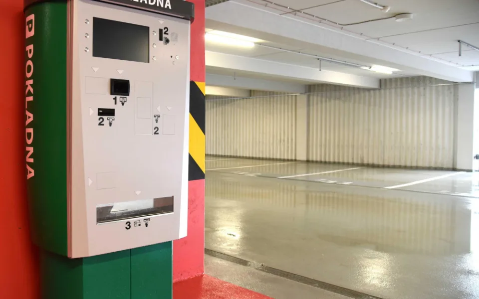 Automat na jízdenky MHD v novém parkovacím domě končí. Nebyl zájem