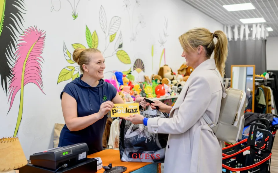 Dobročinný Charity Shop v Géčku pomáhá potřebným