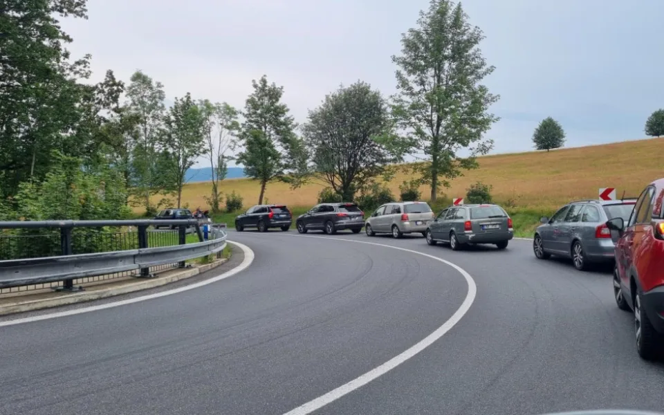 Další komplikace při cestě na Frýdlantsko. Bude se opravovat silnice přes Albrechtický kopec