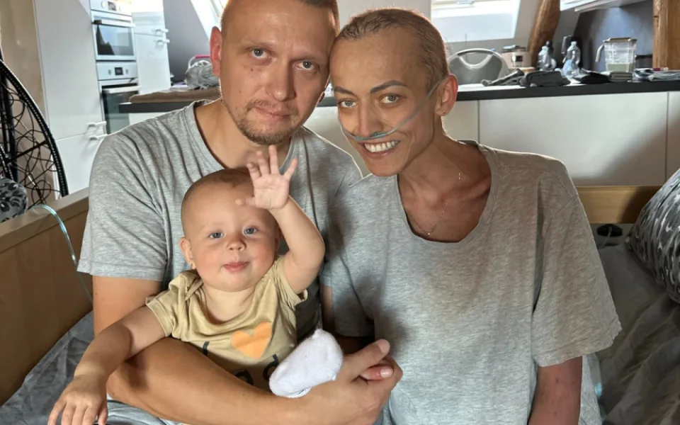 Z porodnice na chemoterapii: mladá maminka podlehla rakovině, zůstala po ní několika měsíční holčička. Přátele na ni pořádají sbírku