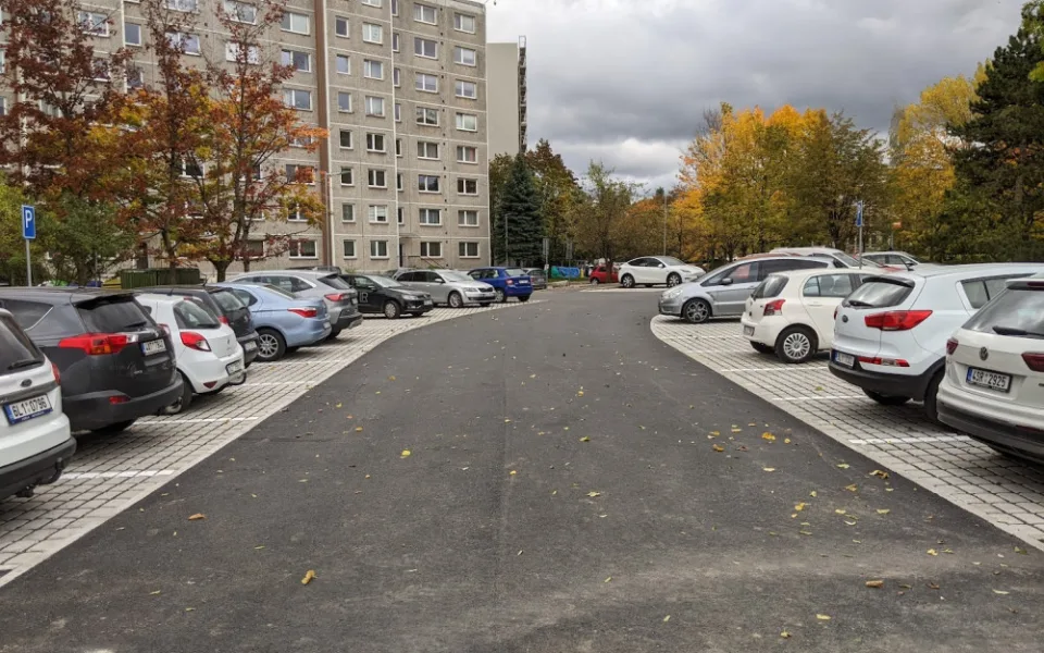 Nové parkoviště Šachovnice v jablonecké Mšenské ulici je hotové, nabízí 33 parkovacích míst