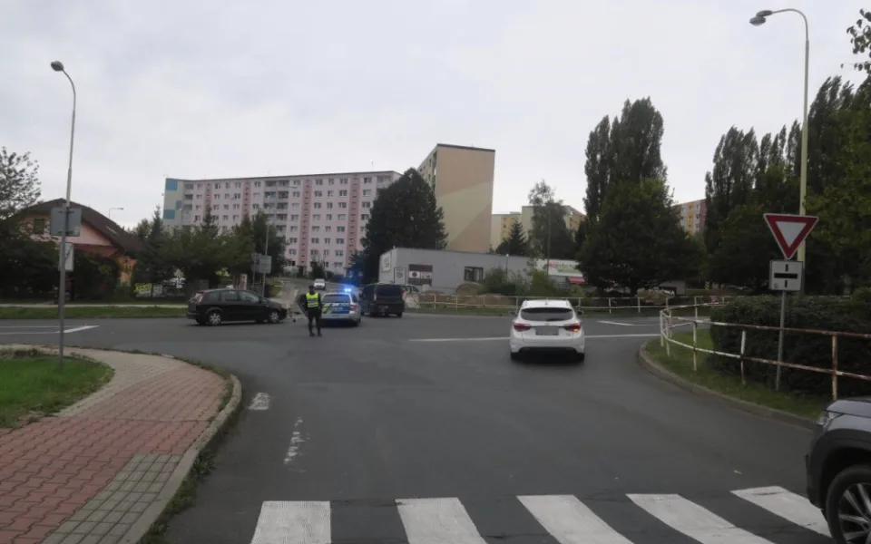 Těžce zraněný koloběžkář. Na křižovatce nedostal přednost, vrtulník ho transportoval do nemocnice