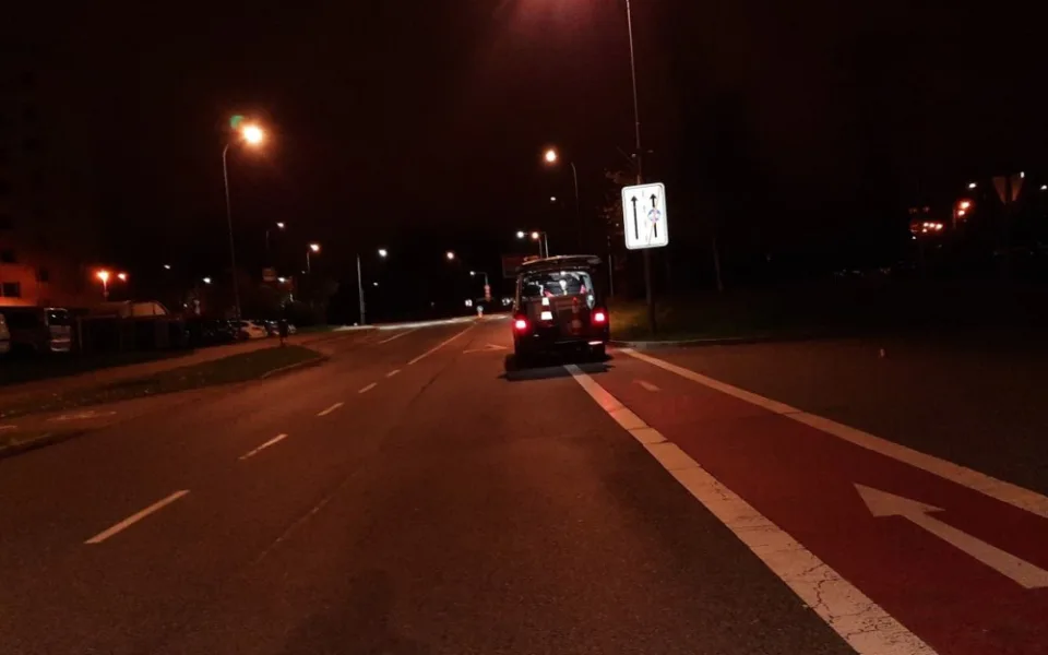 Na Dobiášovce srazil ve středu brzy ráno neznámý řidič chodce a ujel. Policisté hledají svědky události