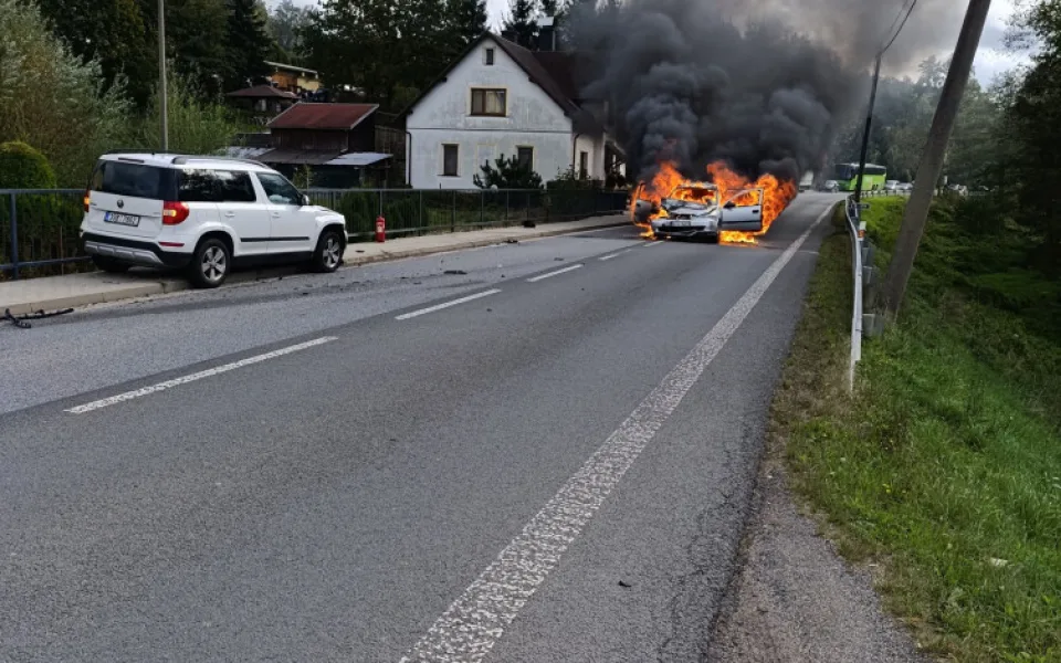 Auto v plamenech a tři zranění, jednoho transportoval do nemocnice vrtulník. To je bilance nehody v Mníšku