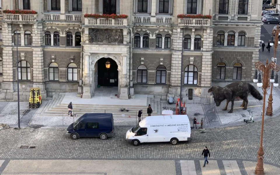 V Liberci po čtyřech měsících skončí oprava vstupního schodiště do radnice