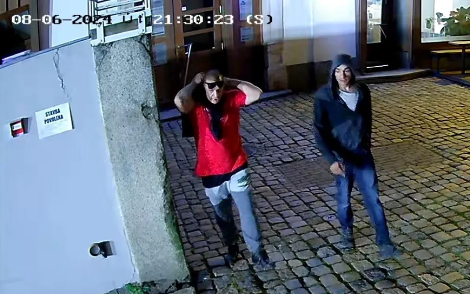 Krádež třiceti tisíc z recepce libereckého hotelu. Policie hledá dva muže