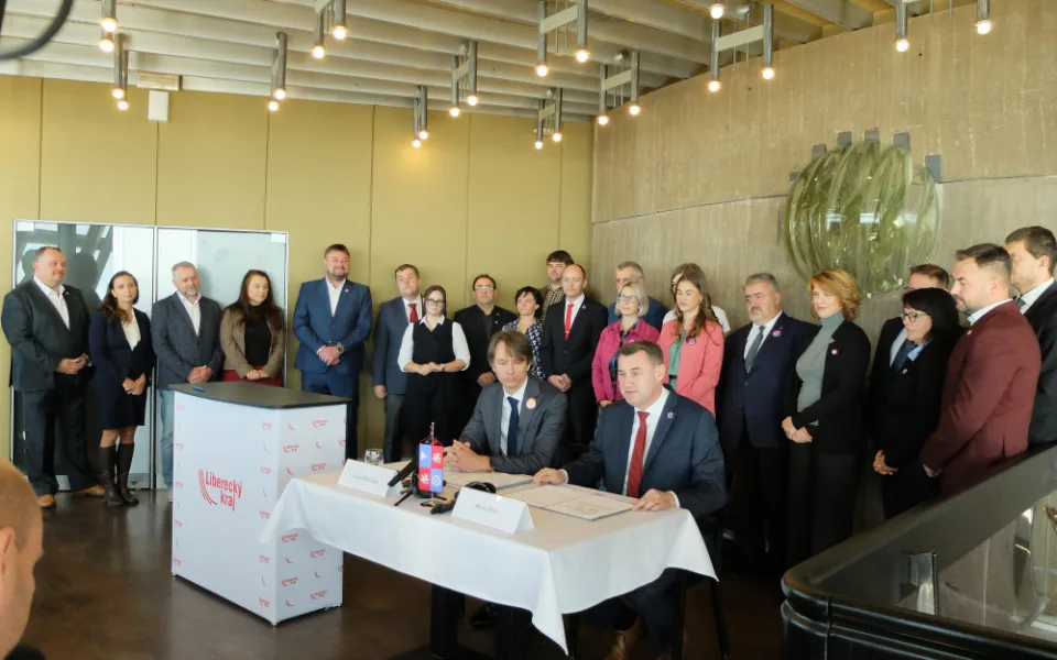 Liberecký kraj povede příští čtyři roky koalice Starostů a Spolu. Jejich zástupci na Ještědu podepsali koaliční smlouvu