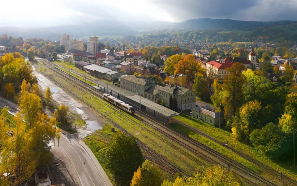 Nad železniční tratí v Hrádku bude létat dron, kontrolovat bude práce na rekonstrukci nádraží