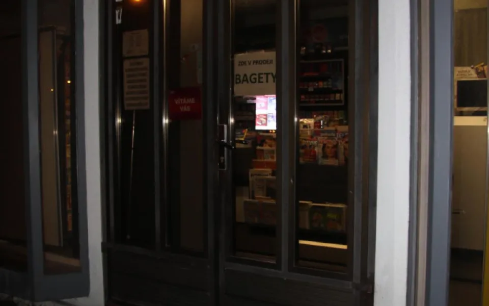 Cestou k přítelkyni vykradl trafiku, odnesl cigarety i losy. Ty nakonec přišel vrátit