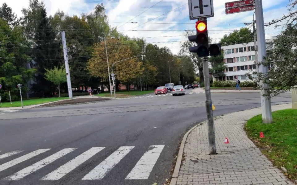 Řidiči elektrokoloběžky srazil chlapce a od nehody ujel. Chlapce musel vrtulník transportovat do pražské nemocnice, po řidiči pátrá poli