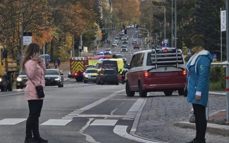 V Jablonci se střetlo osobní auto s chodcem. Toho s vážním zraněním transportoval vrtulník do liberecké nemocnice