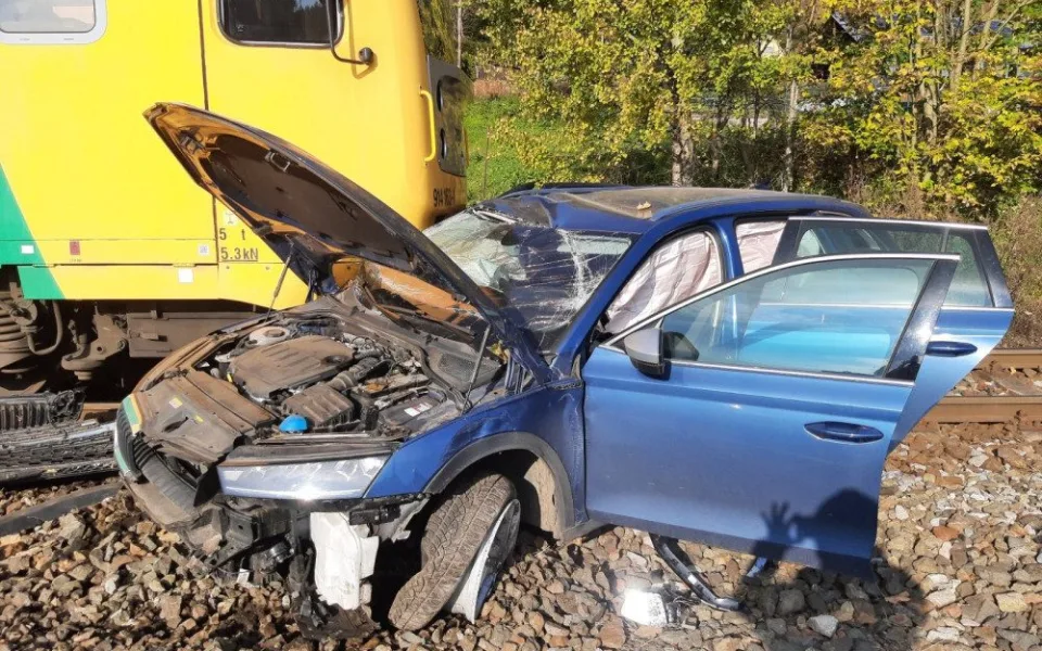 V Jiřetíně pod Bukovou na Jablonecku se srazil vlak s osobním autem, zraněnou spolujezdkyni transportoval do nemocnice vrtulník