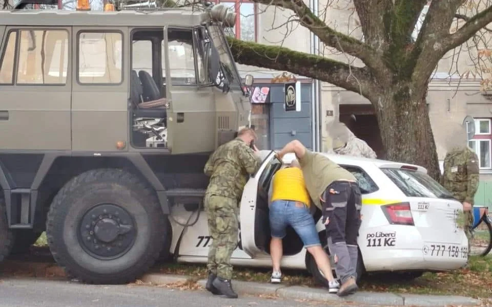 Policie hledá svědky vážné nehody u bazénu. Tatra se tam čelně střetla s taxíkem, řidič utrpěl těžká zranění