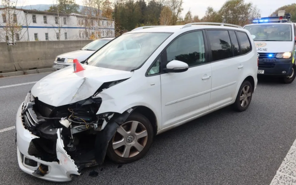 Řidička si na Liberecku nevšimla dopravního značení a způsobila škodu téměř půl milionu korun
