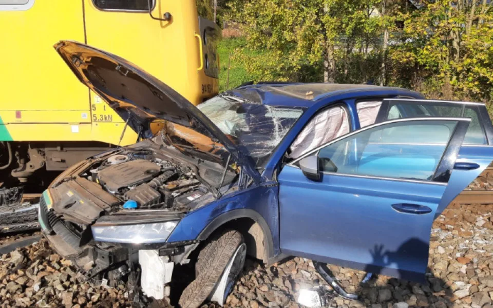 Policie hledá cestující z vlaku, který se na Jablonecku srazil s autem. Mají podezření na ohrožení z nedbalosti