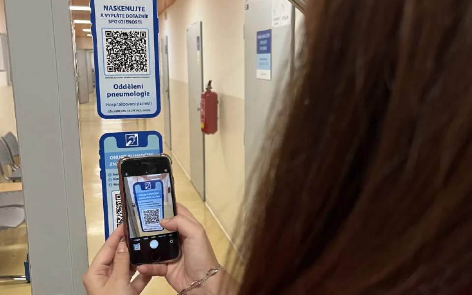 Českolipská nemocnice usnadní komunikaci neslyšících pacientů se zdravotníky. Nabízí jim online videohovor s tlumočníkem