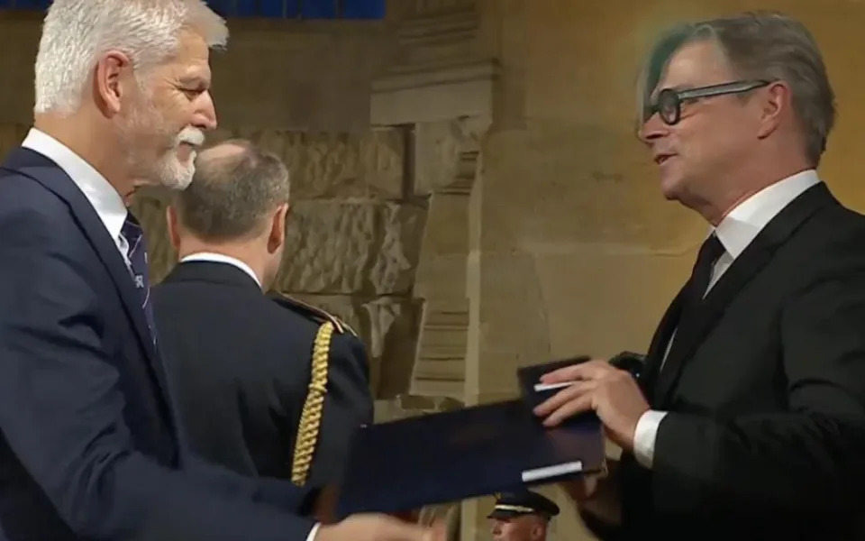 Spisovatel Jaroslav Rudiš z Lomnice nad Popelkou převzal od prezidenta republiky medaili Za zásluhy 1. stupně