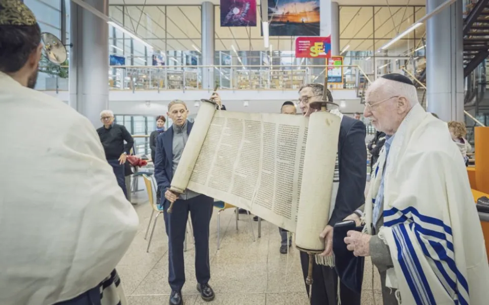 V liberecké synagoze je nově vzácný svitek tóry, který přečkal druhou světovou válku