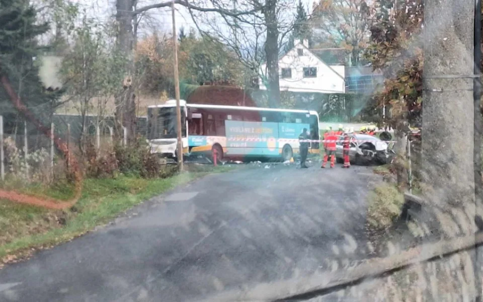 V Minkovické ulici v Liberci Doubí zemřel po nehodě automobilu a autobusu MHD řidič osobního vozu