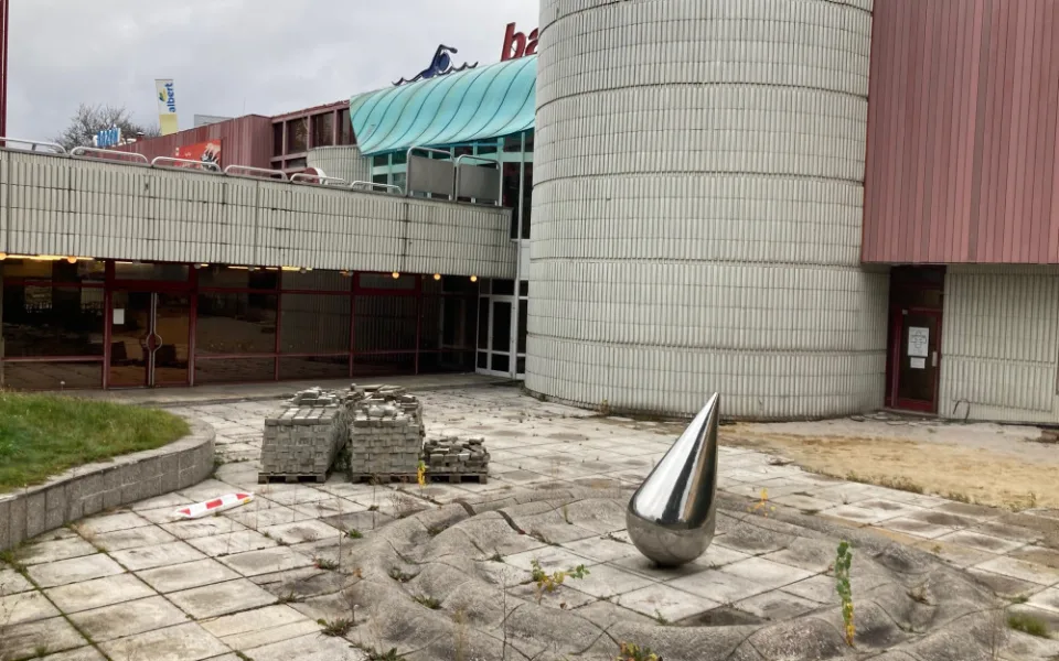 Umělecké dílo kapka nebude při rekonstrukci bazénu v centru Liberce, ale v depozitu