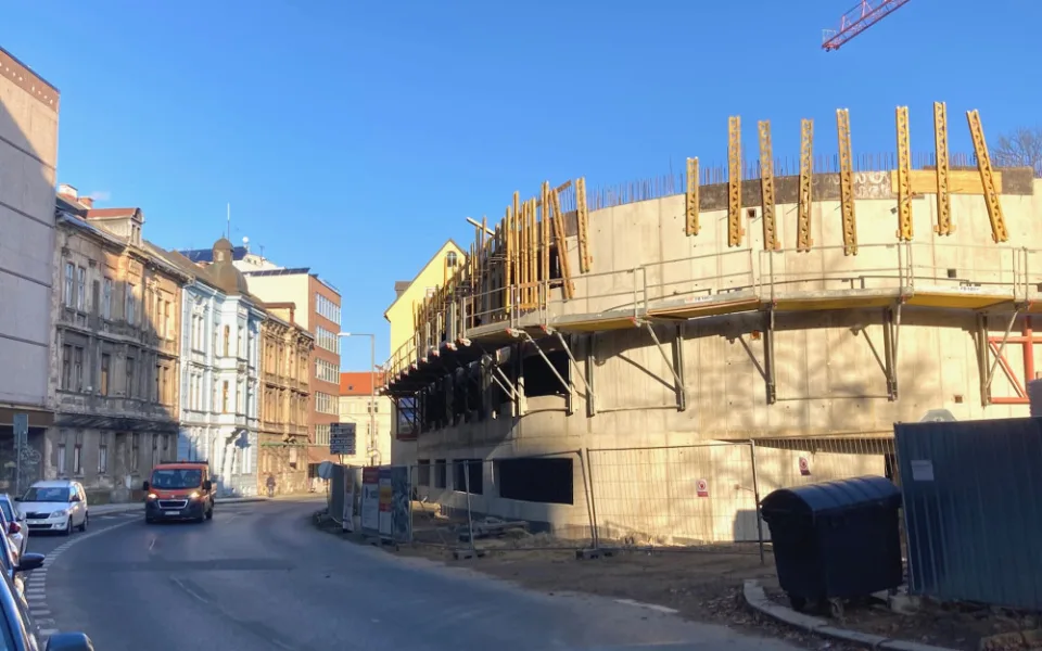 Část Jablonecké ulice od Šaldova náměstí uzavřou od čtvrtka do neděle práce na stavbě v areálu nemocnice