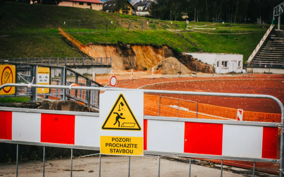 Atletický stadion v libereckém Sport parku prochází rekonstrukcí, obnovy se dočká i fotbalové hřiště