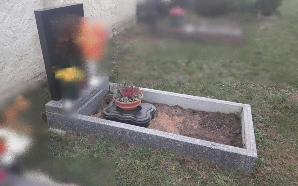 Šok pro pozůstalé, z hrobu někdo ukradl náhrobní desku