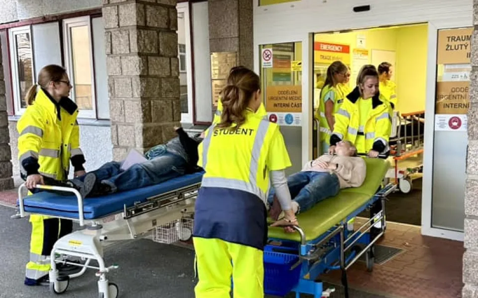 Připraveným štěstí přeje. Heslo, jímž se při cvičném zásahu u otravy oxidem uhelnatým řídili zdravotníci i studenti