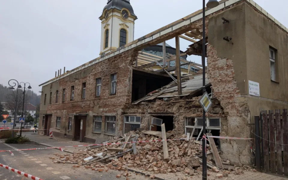U náměstí v Novém Boru se zřítila část budovy bývalé restaurace Pošta